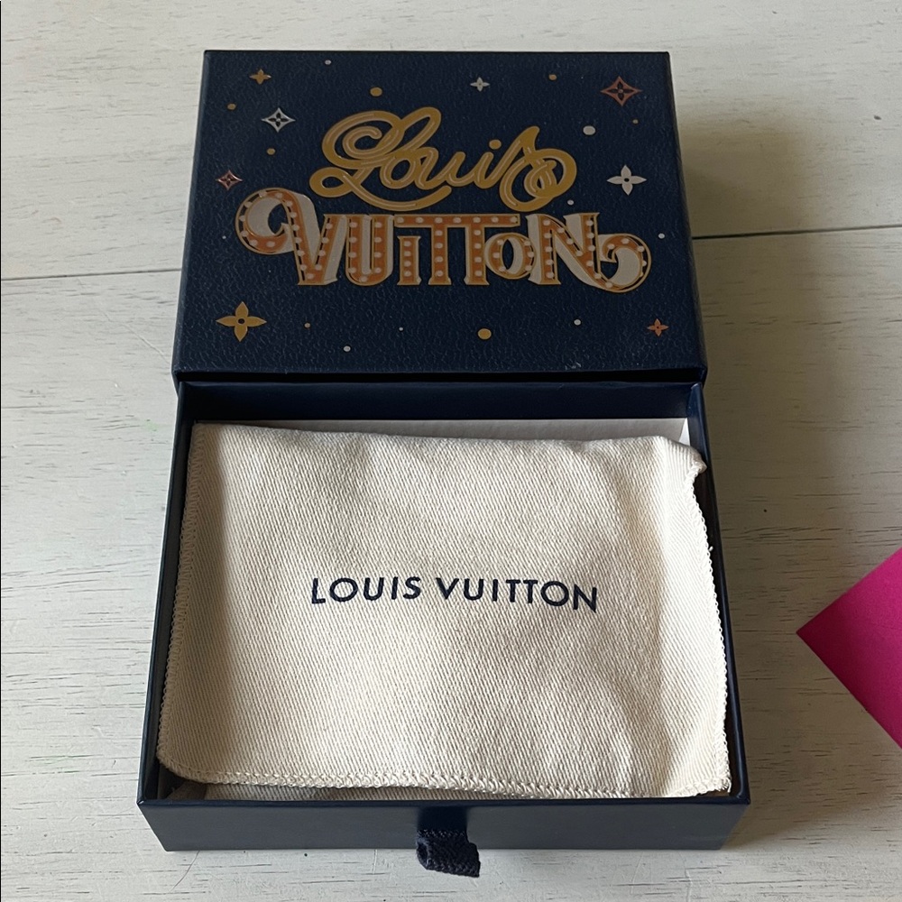 Louis Vuitton “On My Side” wallet in Greige - Picture 10 of 12
